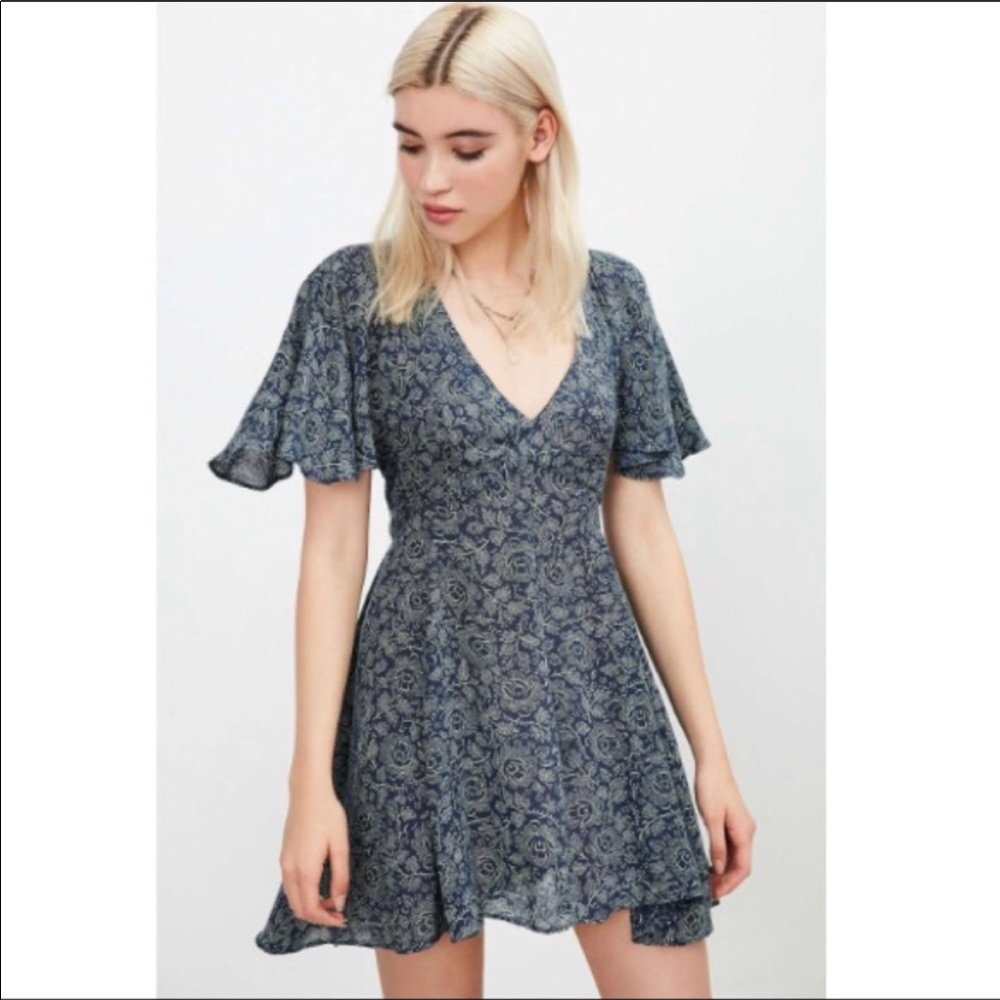 Kimchi blue Lisa cape sleeve mini dress